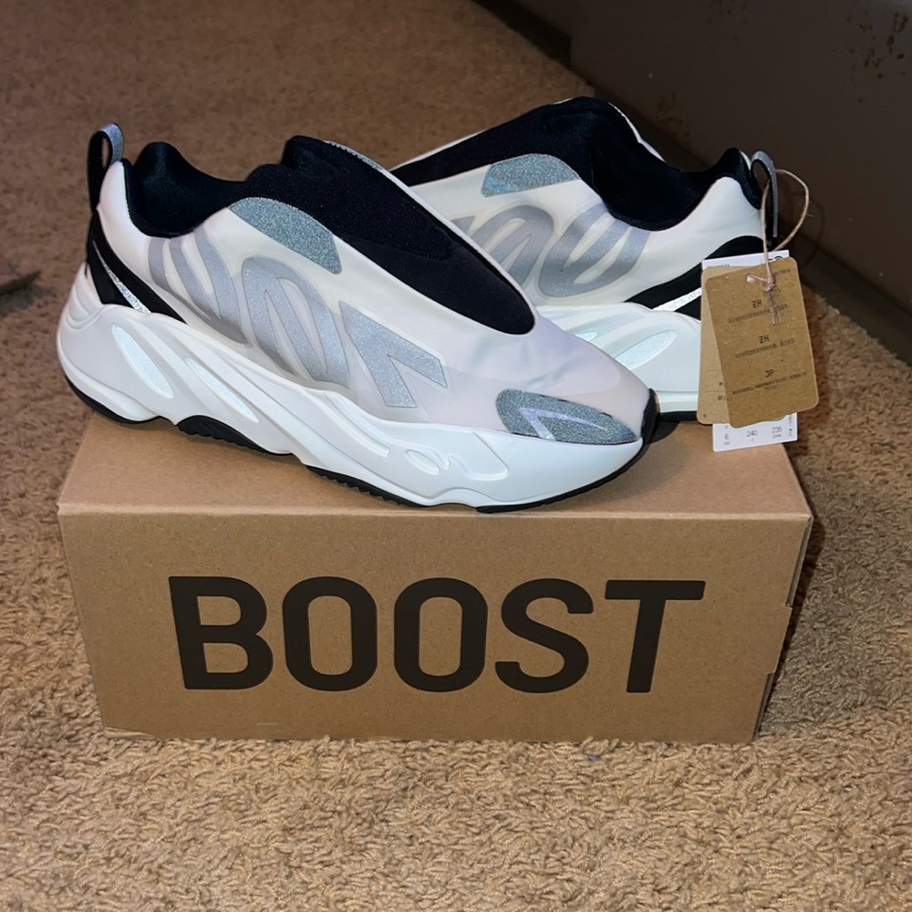 Yeezy 700 MNVN size 6